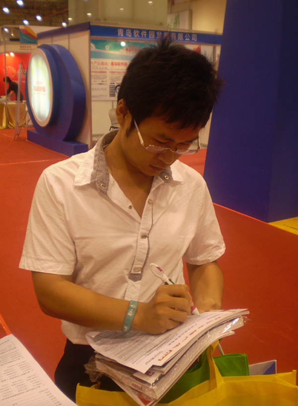 EP girl指導(dǎo)觀眾填寫(xiě)EP查詢表