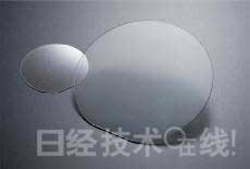 GaN晶圓。左為2英寸產(chǎn)品，右為4英寸產(chǎn)品