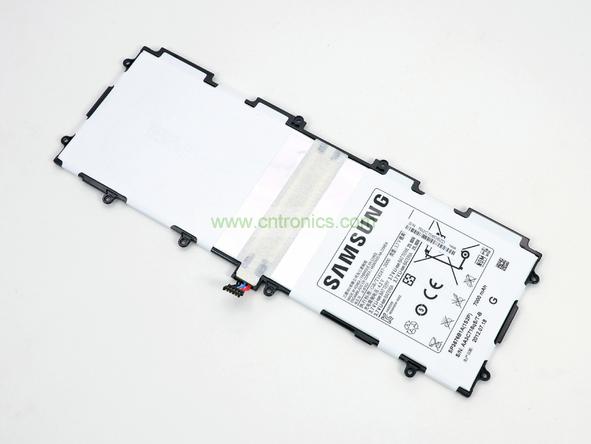 取出電池前要把周?chē)膸铍娎|先拔出來(lái)，這個(gè)比較容易。Galaxy Note 10.1的電池容量為7000mAh,3.7V，預(yù)計(jì)續(xù)航時(shí)間8小時(shí)左右，重約136克，占據(jù)了整體重量的23%。不過(guò)為了減少機(jī)身厚度，電池做得很薄。