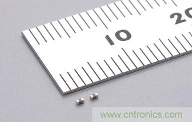  【導(dǎo)讀】目前伴隨著手機、平板電腦、LED照明等高科技電子產(chǎn)品的普及，電子設(shè)備正在不斷向小型化發(fā)展，電源的輸出功率也正在不斷增大。因此對電子設(shè)備采取過熱保護措施的重要性正在日益增強。其中特別對于只需組成簡單的電路就能夠發(fā)揮過熱保護作用的PTC熱敏電阻的需求正在不斷增加。本屆介紹的是村田一款1.0&times;0.5mm、溫度測量誤差&plusmn;3℃、額定零功率電阻值為1k&Omega;的片式PTC熱敏電阻。  隨著手機、平板電腦、LED照明等高科技電子產(chǎn)品的普及，電子設(shè)備正在不斷向小型化發(fā)展，電源的輸出功率也正在不斷增大，因此對電子設(shè)備采取過熱保護措施也更加重要，其中特別對于只需組成簡單的電路就能夠發(fā)揮過熱保護作用的PTC熱敏電阻的需求正在不斷增加。  現(xiàn)在具有過熱保護作用的片式PTC熱敏電阻的外形尺寸一般都大于1.6&times;0.8mm，溫度測量*2誤差也都大于&plusmn;5℃。村田利用自己開發(fā)的材料技術(shù)和生產(chǎn)工藝技術(shù)，成功地實現(xiàn)了外形尺寸為1.0&times;0.5mm、溫度測量誤差為&plusmn;3℃、額定零功率電阻值為1k&Omega;的片式PTC熱敏電阻系列產(chǎn)品的商品化。我們根據(jù)該產(chǎn)品的溫度測量值，在從80℃至150℃的范圍中以10℃為單位，劃分了各系列產(chǎn)品。  產(chǎn)品特點      * 外形尺寸小 (1.0&times;0.5mm)     * 溫度測量誤差小 (電阻值為100k&Omega;和10k&Omega;時，溫度測量誤差分別為&plusmn;3℃和&plusmn;5℃)     * 擁有豐富的以10℃為單位的系列產(chǎn)品，能夠滿足客戶的各種溫度測量要求 (80℃～150℃ (電阻值為100k&Omega;時) ; 65℃～135℃ (電阻值為10k&Omega;時) )     * 符合TUV和UL安規(guī)標(biāo)準(zhǔn)  用途      * LED燈的過熱保護和電力控制     * 筆記本電腦的電源散熱等; DC-DC轉(zhuǎn)換器的MOSFET*3過熱保護; 鋰離子電池保護電路中的MOSFET過熱保護     * 電動機逆變器和線圈的過熱保護和電力控制  術(shù)語說明  *1 熱敏電阻: 	對熱敏感的半導(dǎo)體電阻，其電阻值會隨溫度的變化而改變。一般來說，許多人都知道電阻值會隨著溫度的上升而逐步減小的NTC (負溫度系數(shù)) 熱敏電阻。然而在熱敏電阻中，還有一種當(dāng)溫度超過一定的溫度 (居里溫度*4) 時，其電阻值會隨著溫度的升高而急劇增大的元件，這就是PTC (正溫度系數(shù)) 熱敏電阻 (POSISTOR?*5) 。PTC熱敏電阻不僅具備過熱保護功能，還具有特有的電阻溫度特性，可被用來控制電流和電力。 *2 溫度測量: 	此系列產(chǎn)品最適用于檢測電阻值達到10k&Omega;或100k&Omega;時的溫度。 *3 MOSFET: 	Metal-Oxide-Semiconductor Field-Effect Transistor (金屬-氧化層-半導(dǎo)體-場效晶體管) 的縮寫。 MOSFET適合作為DC-DC轉(zhuǎn)換器的開關(guān)元件和一般的電流開關(guān)等元件。如果其工作溫度超過了一定的溫度，F(xiàn)ET (場效晶體管) 就會被損壞，因此通過使用具有過熱保護作用的POSISTOR?，就能夠防止FET因過熱而損壞。 *4 居里溫度: 	也稱居里點 (Currie Point) 。我公司將電阻值達到溫度為25℃時的電阻值 (額定零功率電阻值) 的2倍時的溫度定義為居里溫度。 *5 POSISTOR?: 	是株式會社村田制作所的注冊商標(biāo)。  系列產(chǎn)品型號      * PRF15AR102RB6RC     * PRF15BA102RB6RC     * PRF15BB102RB6RC     * PRF15BC102RB6RC     * PRF15BD102RB6RC     * PRF15BE102RB6RC     * PRF15BF102RB6RC     * PRF15BG102RB6RC  特性圖  特性圖  電氣特性  產(chǎn)品型號 	特性 	額定零功率  電阻值(在環(huán)境溫度為+25℃的條件 下) 	 電阻值為10k&Omega;時的溫度測量值 	電阻值為100k&Omega;時的溫度測量值 	最大電壓 PRF15AR102RB6RC 	AR 	1k&Omega;&plusmn;50% 	135&plusmn;5℃ 	150&plusmn;3℃ 	32VDC PRF15BA102RB6RC 	BA 	125&plusmn;5℃ 	140&plusmn;3℃ PRF15BB102RB6RC 	BB 	115&plusmn;5℃ 	130&plusmn;3℃ PRF15BC102RB6RC 	BC 	105&plusmn;5℃ 	120&plusmn;3℃ PRF15BD102RB6RC 	BD 	95&plusmn;5℃ 	110&plusmn;3℃ PRF15BE102RB6RC 	BE 	85&plusmn;5℃ 	100&plusmn;3℃ PRF15BF102RB6RC 	BF 	75&plusmn;5℃ 	90&plusmn;3℃ PRF15BG102RB6RC 	BG 	65&plusmn;5℃ 	80&plusmn;3℃ 外形尺寸圖  外形尺寸圖 生產(chǎn)體制  村田制作所八日市事業(yè)所在2011年3月開始了該系列產(chǎn)品的量產(chǎn)活動。 樣品價格  10日元/個