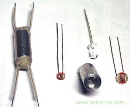 圖1:帶有HB LED和光敏電阻的金屬管構(gòu)成了光耦合器(左)