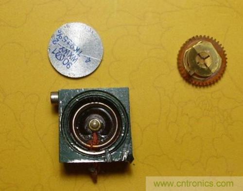 打開可調(diào)電阻上面的鋁蓋，取出動(dòng)臂