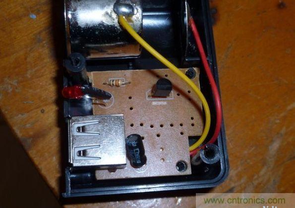 空蕩蕩的小板上就一個7805