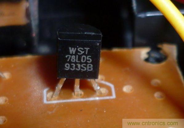 空蕩蕩的小板上就一個7805