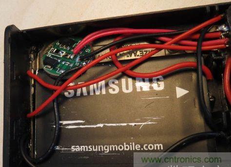 電池盒，安裝上鋰電池，用于外部強光LED供電