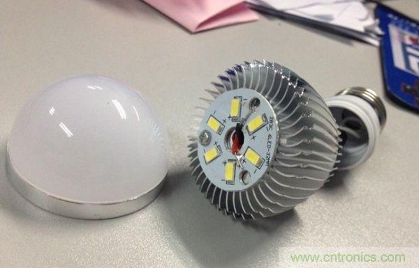 3瓦拆開，基板只有一顆螺絲，還沒擰緊