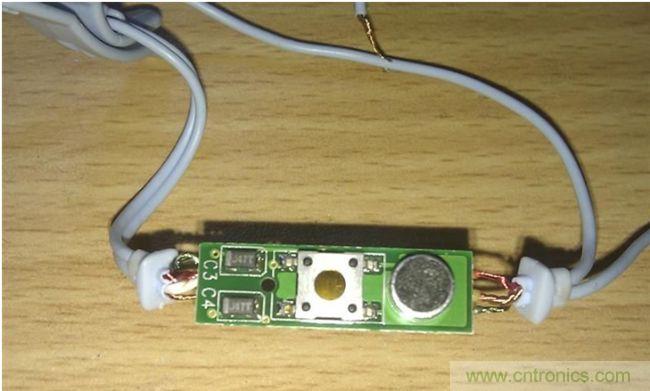 正面，好像是極性電容，一個(gè)按鍵，一個(gè)麥克：