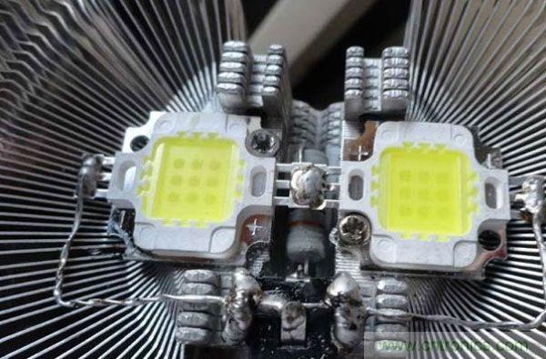 變廢為寶！風(fēng)扇散熱器變身山寨LED燈