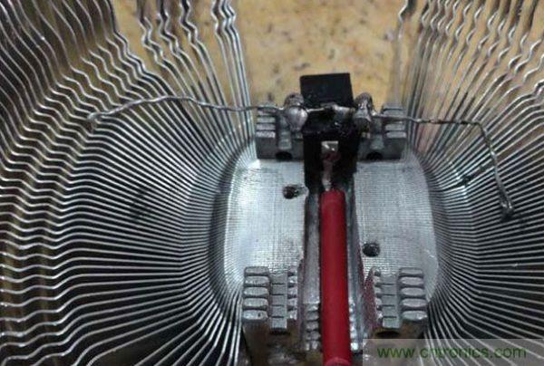 變廢為寶！風(fēng)扇散熱器變身山寨LED燈