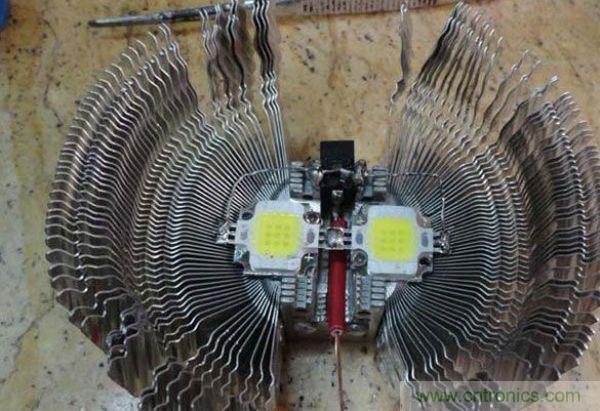 變廢為寶！風(fēng)扇散熱器變身山寨LED燈