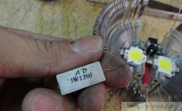 變廢為寶！風(fēng)扇散熱器變身山寨LED燈