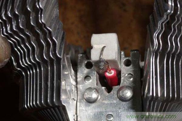 變廢為寶！風(fēng)扇散熱器變身山寨LED燈