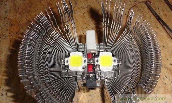 變廢為寶！風(fēng)扇散熱器變身山寨LED燈