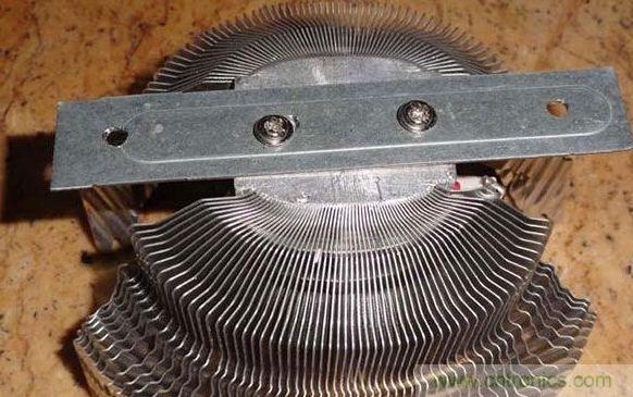 變廢為寶！風(fēng)扇散熱器變身山寨LED燈