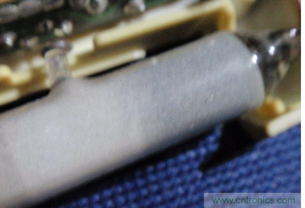 燈管，一頭黑了無法修復了