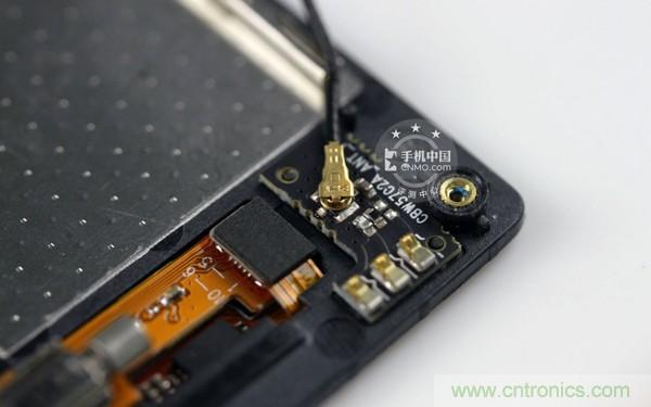 射頻線(xiàn)另一端與小主板相連