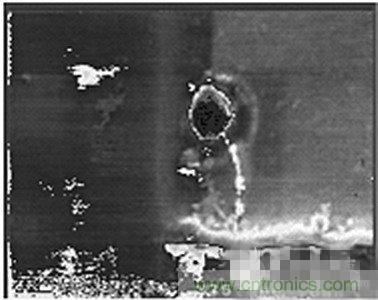 受ESD影響，氧化物沖進(jìn)一個(gè)小孔