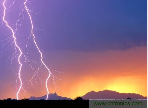 【導(dǎo)讀】處于空間變化的強(qiáng)電磁場中的物體，由于電磁感應(yīng)，在其內(nèi)部就會(huì)產(chǎn)生很高的感應(yīng)電動(dòng)勢，很容易造成意外?，F(xiàn)在家用電器的也采取了各種相應(yīng)的防護(hù)措施，特別是雷電的防護(hù)，不要以為在家里的電器就不怕雷電哦，&ldquo;家里&rdquo;也不安全的，所以雷天下電器防雷常識(shí)還是不可少的。  家用電器的防護(hù)，除了避免人為損壞外，諸多不可抗力因素所帶來的損壞也要采取相應(yīng)的防護(hù)措施，特別是雷電的防護(hù)。雷電流在50～100微秒的時(shí)間內(nèi)，從０變化到幾萬安，再由幾萬安變化到０，在其周圍空間會(huì)產(chǎn)生瞬變的強(qiáng)電磁場。處于空間變化的強(qiáng)電磁場中的物體，由于電磁感應(yīng)，在其內(nèi)部就會(huì)產(chǎn)生很高的感應(yīng)電動(dòng)勢。以前，由于它的成災(zāi)概率極小，沒有引起人們的注意，但隨著微電子技術(shù)的重大進(jìn)展，超大規(guī)模集成電路誕生，它的能耗小、靈敏度極高等特點(diǎn)，使得其容易被損壞。          在建筑物內(nèi)，大量布設(shè)著各種導(dǎo)體線路。當(dāng)建筑物遭受雷擊或其周圍發(fā)生雷擊時(shí)，雷電流將在建筑物內(nèi)部空間產(chǎn)生瞬態(tài)磁場脈沖，這種磁場脈沖干擾上述回路后，將在回路中感應(yīng)出瞬態(tài)過電壓，危及這些回路相連的設(shè)備。雖然建筑物做好了防雷措施，但建筑物不可避免的會(huì)出現(xiàn)露洞。比如大面積的門窗可以讓電磁波入侵來去自由，輸電線路引雷入室等等。甚至有些電器還是露天使用的，因此應(yīng)做好電器防雷。 6   電力系統(tǒng)因其裸露而置于高空，是最易遭受雷擊的。20世紀(jì)初，在電力系統(tǒng)應(yīng)用到輸電線中上時(shí)創(chuàng)造了避雷線，即接閃器是一根或兩根架設(shè)在輸電線上方的接地鋼線，也就是前面所稱的&ldquo;避雷線&rdquo;。由于它簡單有效，所以在房屋建筑上也推廣了這種形式的接閃器，將它安裝在房屋上容易發(fā)生雷擊的地方，起到避雷的作用。現(xiàn)在許供電線路采用地下電纜，對防雷有了很大的幫助。但高壓運(yùn)輸還是必須架空明線，因此，必須使用避雷線。          人們通常用過壓保護(hù)器來保護(hù)電器。其防雷原理是：這種保護(hù)器有兩個(gè)端口，電器電源火線與零線分別各接保護(hù)器的一個(gè)端口，每個(gè)保護(hù)器另一端再接地，通過間隙擊穿達(dá)到對地放電的目的。在正常工作電壓下，避雷器間隙不會(huì)被擊穿，當(dāng)過電壓沿導(dǎo)線傳過來危及被保護(hù)設(shè)備的過電壓時(shí)，避雷器間隙很快被擊穿，對地放電，使大量的電荷都泄入到大地，從而限制了被保護(hù)設(shè)備的輸入電壓，起到了保護(hù)設(shè)備的作用。過電壓過去以后，間隙能迅速恢復(fù)，使電器正常工作。一些高檔的電器自帶保護(hù)器，但是還有許多的電器沒有這一裝置。因此，應(yīng)在入戶電線接上保護(hù)器。在雷暴天氣時(shí)，如果沒有特別的用電要求，最好將入戶總閘關(guān)閉。          微電子技術(shù)的發(fā)展，用電器大量使用集成電路。雷電發(fā)生時(shí)的電磁效應(yīng)是集成電路的克星。而現(xiàn)在使用集成電路最多的莫過于計(jì)算機(jī)了，為了防止電磁感應(yīng)對其的破壞，計(jì)算機(jī)的主機(jī)外殼一般由金屬制成。利用金屬的靜電屏蔽和對電磁波的趨膚效應(yīng)，對防止感應(yīng)雷有很好的效果。