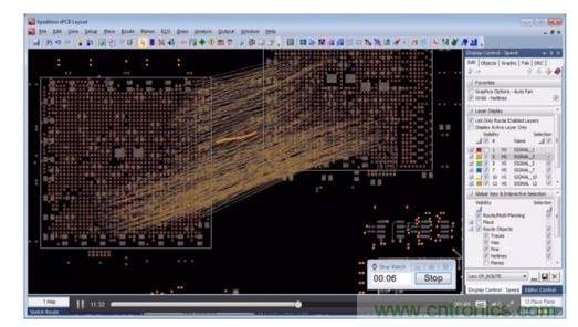 針對顯示連接的網(wǎng)絡(luò)線，設(shè)計師繪制出一個非常簡略的草圖，隨后布線器便開始工作。角落里的秒表記錄了完成布線的實際時間。