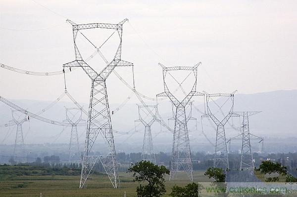 很多人在談到三相電時認為是單相的、多了一個接地孔的三孔插座，就是因為對三相電和三孔插座的概念出現(xiàn)了偏差。本文針對這個容易出現(xiàn)誤差的常識性錯誤進行糾正。