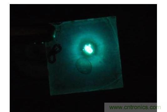 只需要一點點不同于傳統(tǒng)的配方,相同的單層也可以發(fā)出明亮的藍光