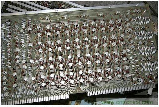 拆解也懷舊，讓人驚嘆的古董級可編程科學(xué)計(jì)算器 from 1966