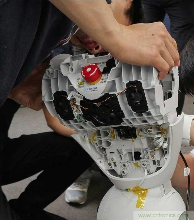 拆解筆記本不過癮，那就來拆拆日本情感機器人吧！