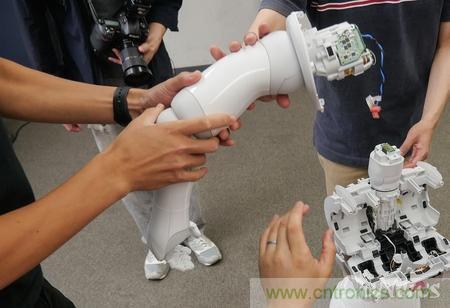 拆解筆記本不過癮，那就來拆拆日本情感機器人吧！