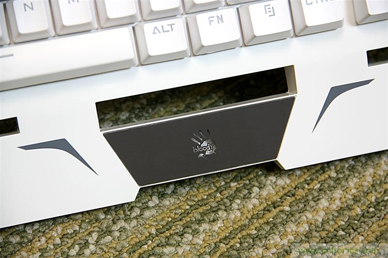 曾經(jīng)的網(wǎng)吧統(tǒng)治者&mdash;雙飛燕血手幽靈機(jī)械鍵盤，真世界最快？