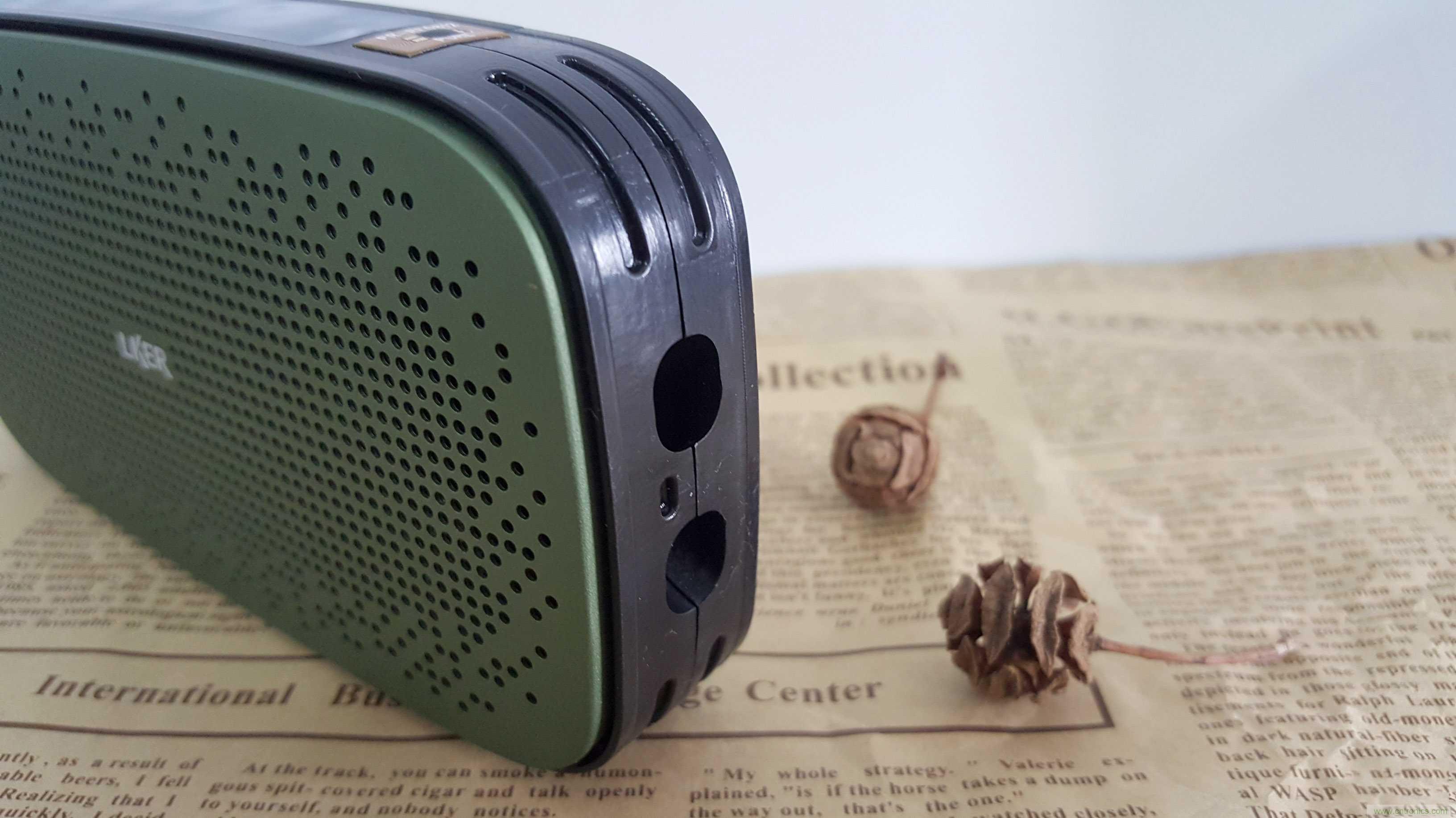 搞怪&ldquo;美人魚&rdquo;盡享靈克藍(lán)牙音箱的天籟之音！