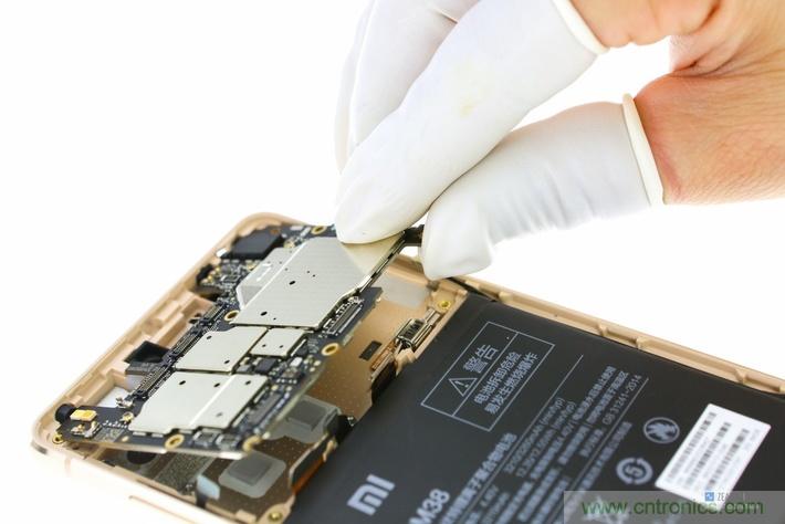 小米手機4S超詳細拆解:內(nèi)外硬件大升級