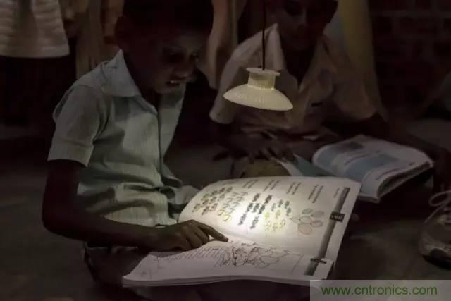 單靠重力就能工作的燈，將為15億人帶來光明