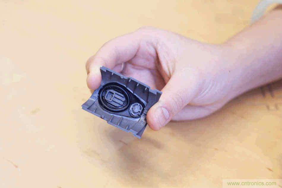 拆解戴森吹風機：近三千元的價格貴在哪？