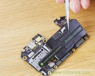 拆解黑鯊手機(jī)：多級(jí)直觸一體式液冷系統(tǒng)有什么門道？