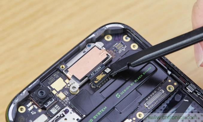 拆解黑鯊手機(jī)：多級(jí)直觸一體式液冷系統(tǒng)有什么門道？