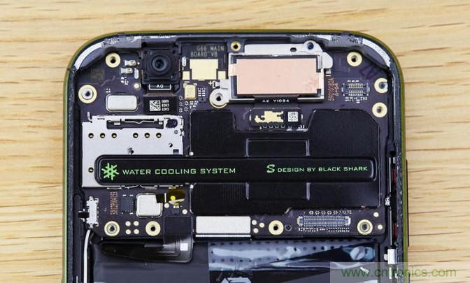 拆解黑鯊手機(jī)：多級(jí)直觸一體式液冷系統(tǒng)有什么門道？