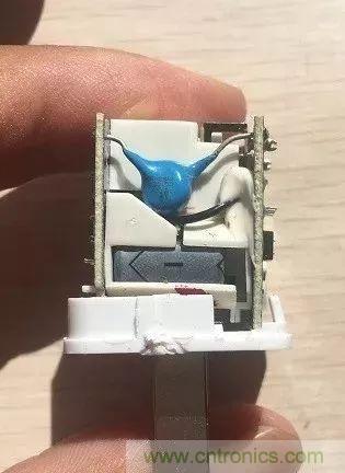 拆了個電容之后，我的iPhone也會自動訂房了