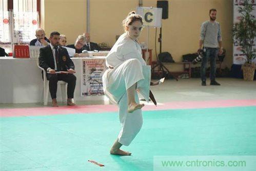 工程師將智能高科技編入時尚服裝，以幫助抑制青少年肥胖癥