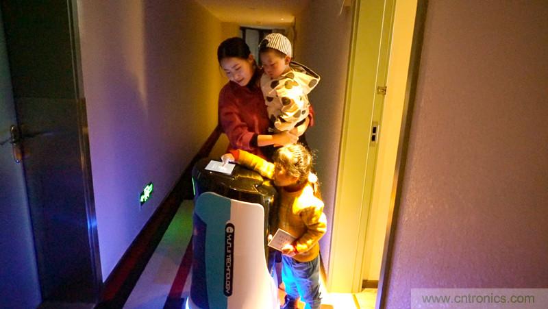 降本增收 看云跡酒店機器人如何變身酒店新寵 降本增收 看云跡酒店機器人如何變身酒店新寵