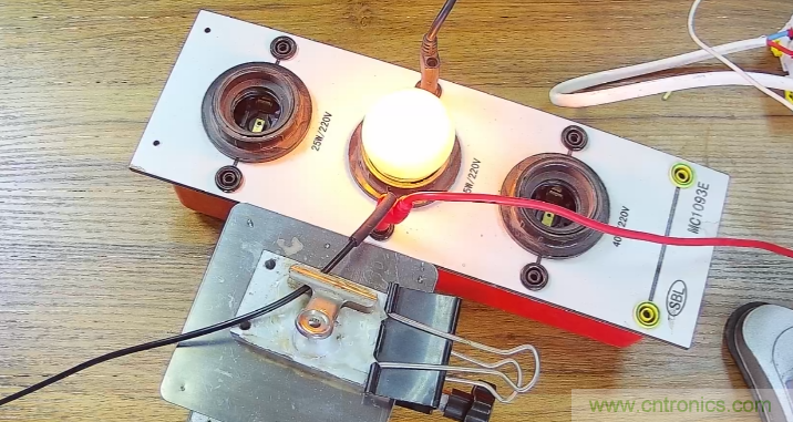 電燈泡內(nèi)通有交流電，為什么看不到燈泡在閃爍？