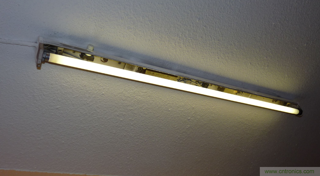 電燈泡內(nèi)通有交流電，為什么看不到燈泡在閃爍？