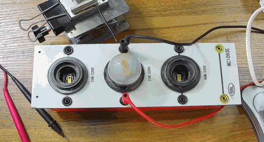 電燈泡內(nèi)通有交流電，為什么看不到燈泡在閃爍？