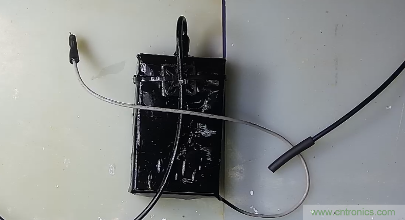 電燈泡內(nèi)通有交流電，為什么看不到燈泡在閃爍？