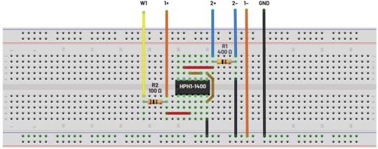   材料  ? ADALM2000主動(dòng)學(xué)習(xí)模塊 ? 無(wú)焊試驗(yàn)板和跳線套件 ? 一臺(tái)HPH1-1400L 6繞組變壓器 ? 一臺(tái)HPH1-0190L 6繞組變壓器 ? 兩個(gè)100 Ω電阻  說(shuō)明  在無(wú)焊試驗(yàn)板上構(gòu)建圖2所示的電路。需要使用此設(shè)置來(lái)測(cè)量初級(jí)/次級(jí)匝數(shù)比為1:1的三種不同配置下，兩個(gè)變壓器型號(hào)各自的頻率響應(yīng)。兩個(gè)紅色箭頭表示在初級(jí)和次級(jí)使用同一個(gè)線圈的配置中連接源電阻和負(fù)載電阻的位置。藍(lán)色箭頭對(duì)應(yīng)的是在初級(jí)和次級(jí)使用兩個(gè)串聯(lián)線圈的配置。綠色箭頭對(duì)應(yīng)的是在初級(jí)和次級(jí)使用三個(gè)串聯(lián)線圈的配置。